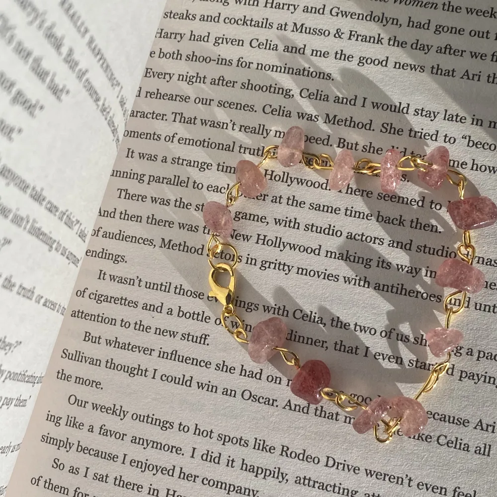 Ett jättefint armband i kristallen jordgubbskvarts! Äkta kristall, handgjort av mig🌞 frakten kostar 16kr.💗. Accessoarer.
