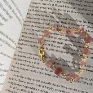 Ett jättefint armband i kristallen jordgubbskvarts! Äkta kristall, handgjort av mig🌞 frakten kostar 16kr.💗