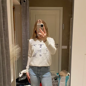 Vit tröja från Calvin Klein, Strolek XS - En tröja i bra kvalite som aldrig har används. XS/S i storlek. 