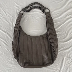 Snygg väska  - Snygg y2k väska. Kedjehandtaget är tungt så den sitter bekvämt på axeln och åker inte av. Säljer endast till bra bud. Köps då via Swish eller köp nu 💋