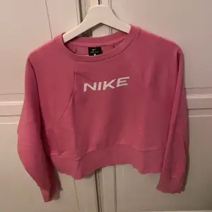 Rosa Nike tröja i storlek S.