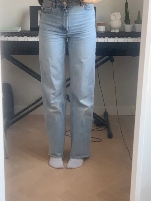 Jeans Zara - Ett par avklippta ljusblåa jeans från Zara i storlek 32. Går ner till ankeln på mig som är 168.  Är använda men i bra skick, förutom ett litet hål på 1cm på vänstra knät.  Hör av dig för fler bilder eller frågor🥰