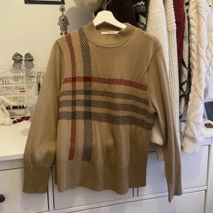 Burberry liknande brun tröja - Står ingen storlek men skulle gissa på M🤍 Köp nu är på!