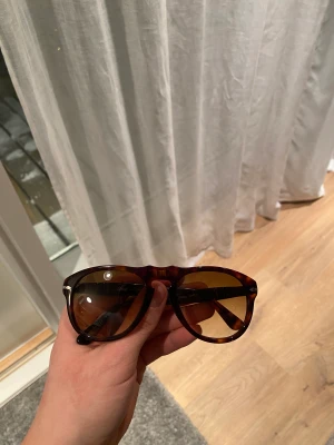 Persol 649 solglasögon - Riktigt snygga Persol 649 solglasögon. Köpta i somras och knappt använda. Nypris 1649kr. 