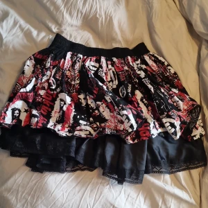 Tokio hotel kjol - Kort frillig kjol med tokio hotel tryck 