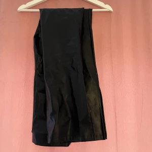 Fake skinnbyxor med slits  - Fake skinnbyxor med slits från NLY Trend i storlek S. Nästintill oandvönda. Stretchiga. 75kr