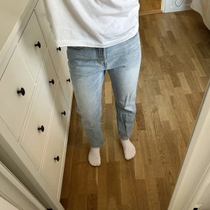 Levis jeans - Levis jeans som jag köpte här på Plick. Använda kanske två gånger och är i fint skick. Väldigt sköna och snygga. Jag är 158cm lång och har vanligtvis xs/s i storlek☺️