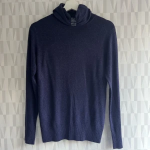 Oanvänd grå tröja storlek S - Ca 60 cm lång, grå tröja, oanvänd. Hämtas i Hornstull i Stockholm eller skickas mot fraktkostnad. 🧡