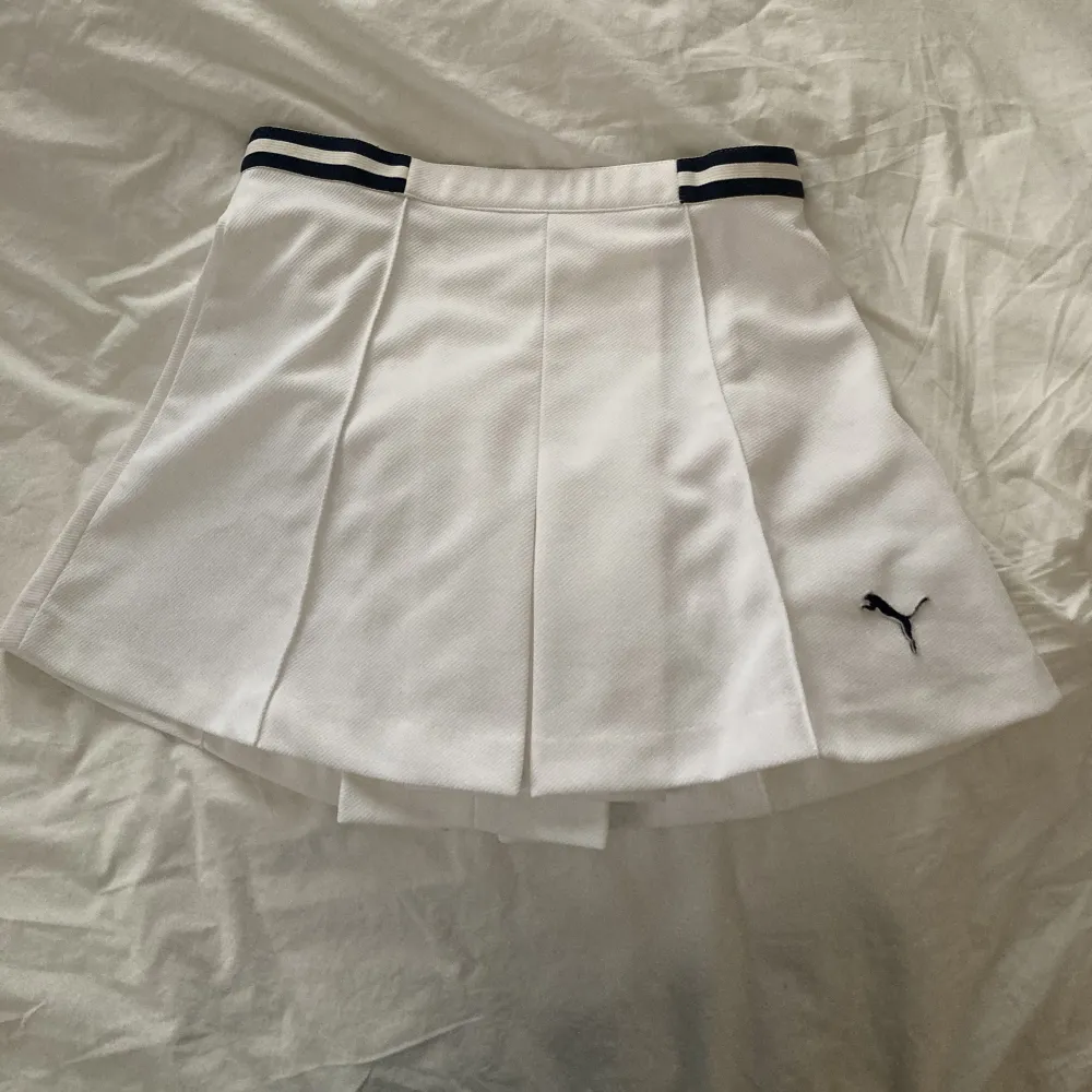 Super söt 2000s tennis Puma kjol i st S-M . Kjolar.