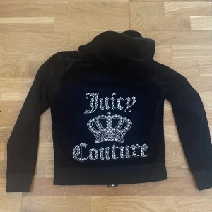 Juicy Couture Tröja i fint skick - Tröjan är i storlek M men skulle säga att den mer passar dig som är S eller XS. Tröjan saknar inga stenar och är i fint skick. Tröjan har ett värde på mer än 1000kr.❤️❤️Skeiv till mig om du har någon mer fråga🥰