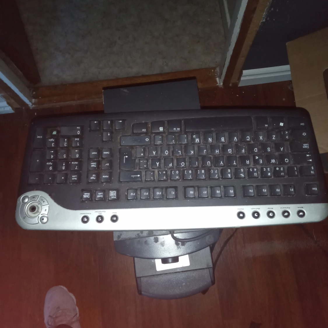 Dator Dell med tangentbord och en högtalare. - 91