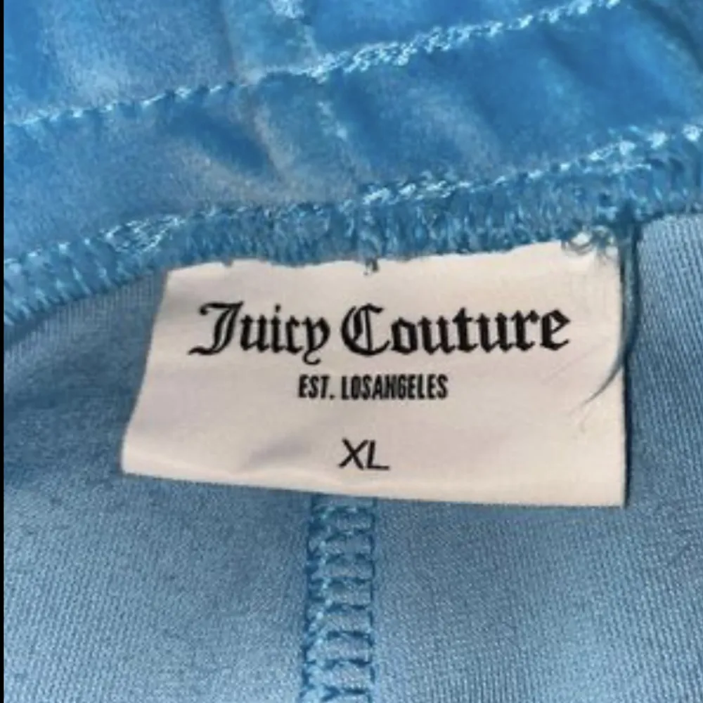 Säljer ett par äkta Juicy contute byxor i nyskick använda en gång. Säljes för dom är lite förstora för mig. Storlek XL.  . Jeans & Byxor.