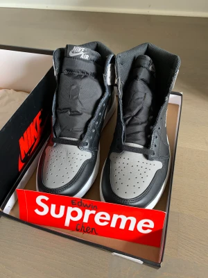 Nike air Jordan 1 shadow 42 - Mycket bra skick  Använt en gång bara  Storlek 42  Kvitto finns 