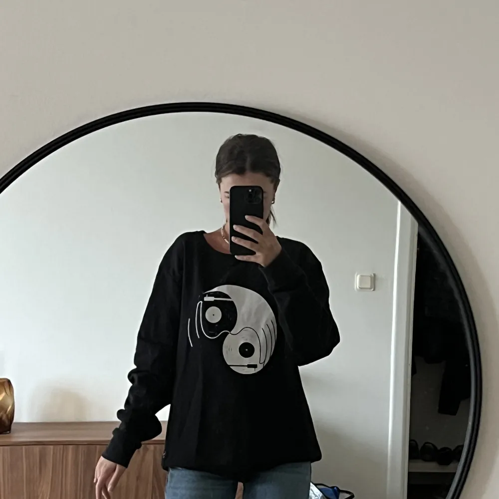 Somewear - essentials tröja. Motivet är ying yang. Tröjan är svart och är oversized. Tröjan är i fint skick då den är använd ytters få gånger . Hoodies.