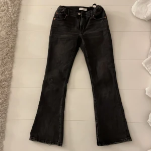 Jeans från zara  - Helt oanvändbar, slits,bootcut jeans  svart 