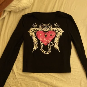 Tröja - Långärmad svart tröja. Jätte fin passar till stilar som y2k eller emo. 