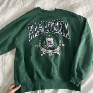 Sweatshirt  - Cool collage sweatshirt med tryck! Köptes i cypern för något år sedan💋💋 Tröjan är i storlek S men skulle säga att den passar xs-m beroende på passform☺️