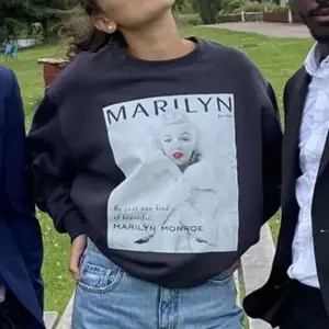 Fin sweatshirt med tryck av marilyn monroe! Passar alla storlekar från S-XL