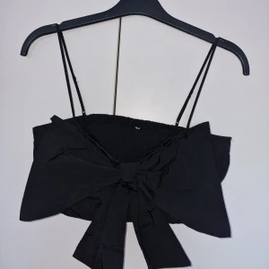 Topp med rosett - Super fin topp med rosett, som magtröja.  Passar både xs/s då den är stretchig. (Jag vet inte varför bilderna blir på snedden, fler bilder kan skickas privat🫶🏼)