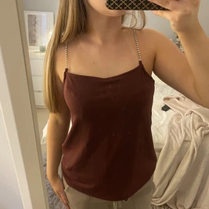 Linnen - Säljer det här snygga vinröda linnet med ”pärlor” som band. Aldrig använd🛍️