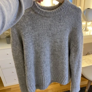 GRÅ STICKAD ZARA TRÖJA - Säljer nu denna otroligt mysiga och fina tröjan från Zara i strl S. Den är i väldigt bra skick! Kom privat för fler bilder ☺️