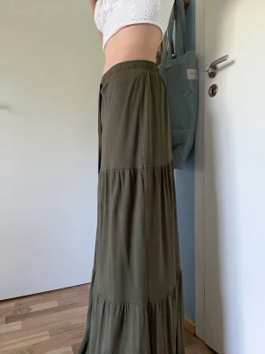 Maxi kjol mörk grön - Maxi kjol som knappt är använd, i bra skick! Storlek small men väldigt stretchig, går att knyta åt också (jag är 165cm)  