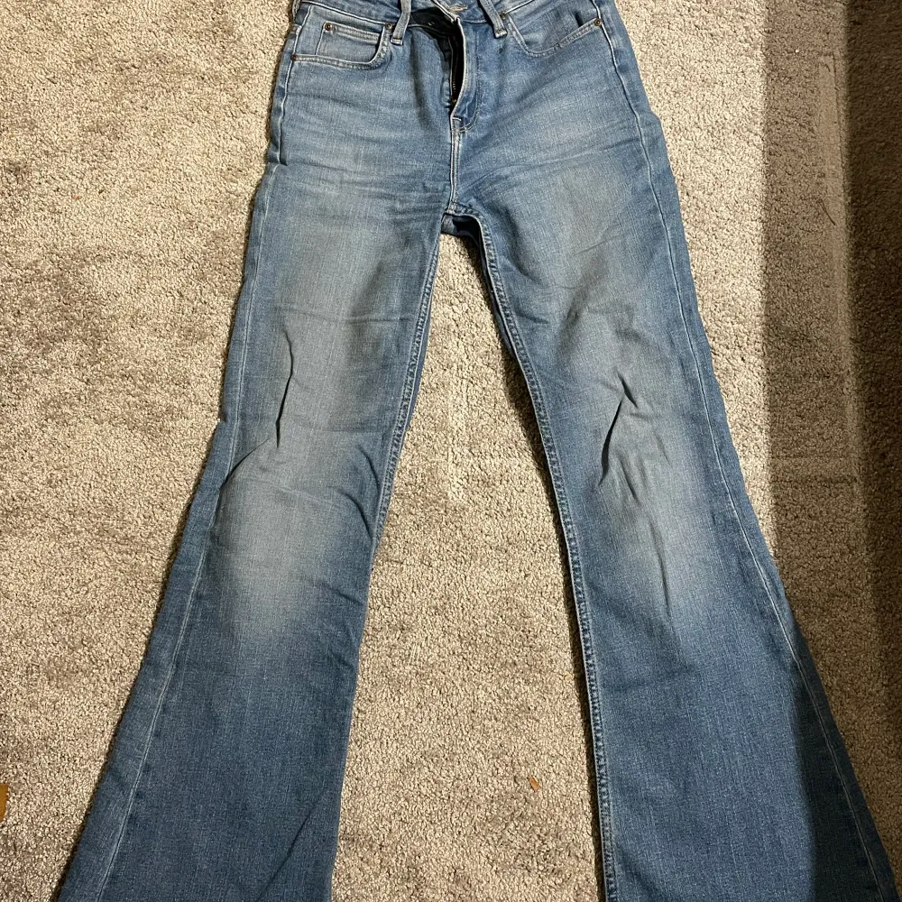 Snygga knappt använda lee jeans jag köpte i höstat, sprättat upp sömmen nere vid fötterna så de ska bli lite längre. W25 L31. 400kr . Jeans & Byxor.