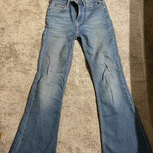 Snygga knappt använda lee jeans jag köpte i höstat, sprättat upp sömmen nere vid fötterna så de ska bli lite längre. W25 L31. 400kr 