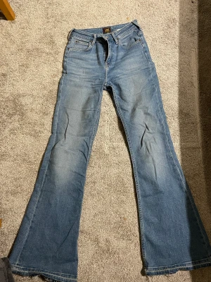 Lee jeans - Snygga knappt använda lee jeans jag köpte i höstat, sprättat upp sömmen nere vid fötterna så de ska bli lite längre. W25 L31. 400kr 