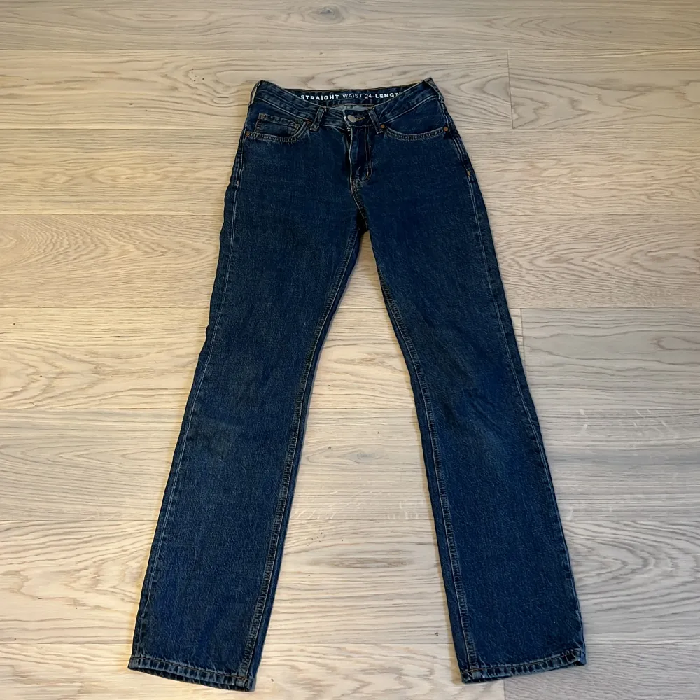 As snygga low waist straight jeans från bikbok, ny pris 599kr. Jag säljer dem hära jeansen för att dem inte kommer till andvändning, då men är för stora. Inga defekter eller fläckar. Ny pris 599kr. Jeans & Byxor.