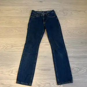 As snygga low waist straight jeans från bikbok, ny pris 599kr. Jag säljer dem hära jeansen för att dem inte kommer till andvändning, då men är för stora. Inga defekter eller fläckar. Ny pris 599kr