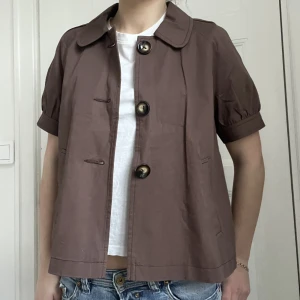 Kortärmad kappa!  - Jätte fin kortärmad kappa! Storlek 40 men skulle säga att den sitter som s/m