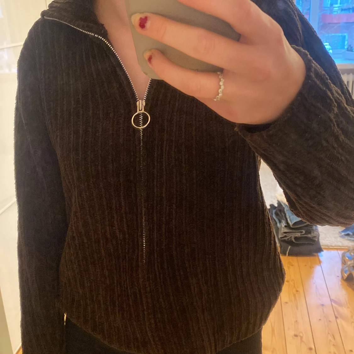 Brun stickad med dragkedja