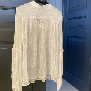 mbyM blus - Genomskinlig vit, väldigt söt blus från det danska märket mbyM i storlek S. Använd ett fåtal gånger men är i nyskick och det finns inga tecken på användning. Köpt för 799 kr men säljer för 359