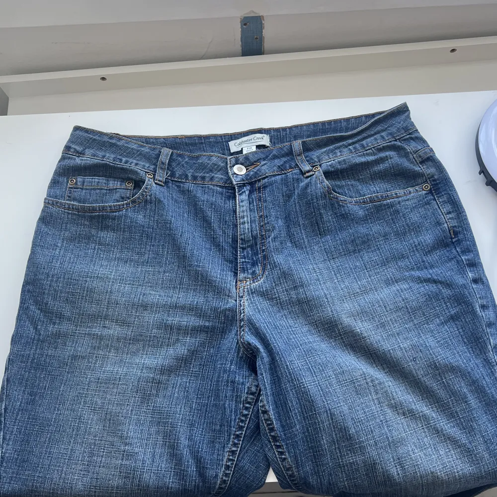 Ett par bootcut jeans. +frakt . Jeans & Byxor.