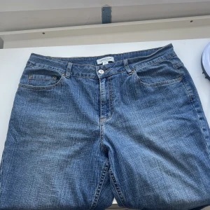 Jeans - Ett par bootcut jeans. +frakt 