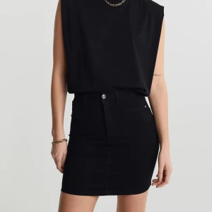 Kjol - Säljer min Molly kjol från Gina tricot då jag inte använder den☺️ Den är aldrig använd och köptes för 279kr💗