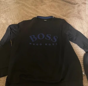 Hugo Boss Tröja - Hej säljer min Hugo boss tröja i storlek L. Den är i väldigt bra skick då den är för stor för mig!