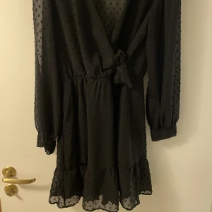 Klänning - Klänning med volang och knyt, fint skick! (+Frakt) 🤗