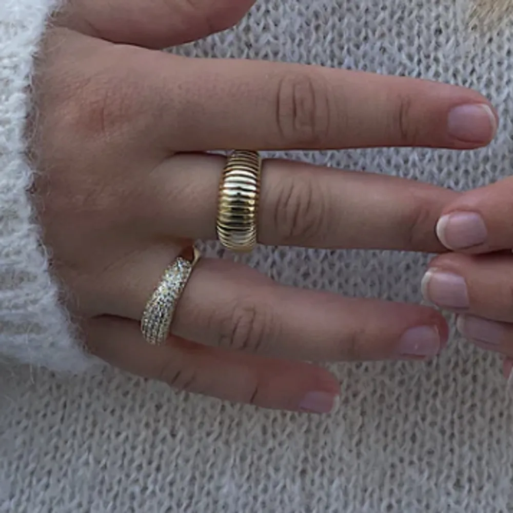 Säljer dessa 2 ringarna, 90kr/st eller båda för 150kr⚡️ Rensar ut smycken o dessa kommer aldrig till användning💗. Accessoarer.