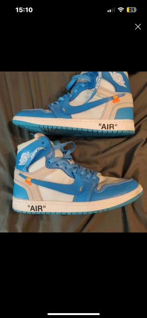 Off-White x Air Jordan 1 Retro High OG UNC - Off-White x Air Jordan 1 Retro High OG UNC Använda Box finns storlek 44 Skriv för fler bilder