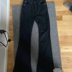 Jeans - Bootcut jeans i färgen svart. Säljes pågrund av ingen användning. Jättefina och använda fåtal gånger. Storlekslappen är bortklippt men storleken är S.