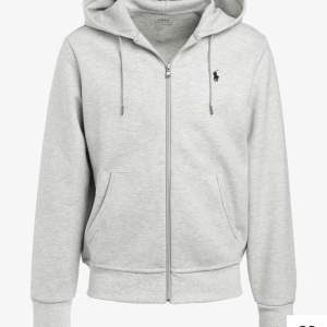 Jag säljer min Ralph Lauren Zip hoddie strl S för 700 nypris 1500kr. Den är i nyskick 8/10 har bara använts ett fåtal gånger, köpare står för frakt. 