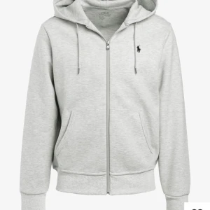 Ralph Lauren Zip hoddie  - Jag säljer min Ralph Lauren Zip hoddie strl S för 700 nypris 1500kr. Den är i nyskick 8/10 har bara använts ett fåtal gånger, köpare står för frakt. 