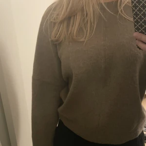 Skön tröja - Säljer denna tröja i storlek M men den sitter som en S, eftersom den är lite kort i modellen🤍 Helt oanvänd. Jätte skönt mjukt material🤍