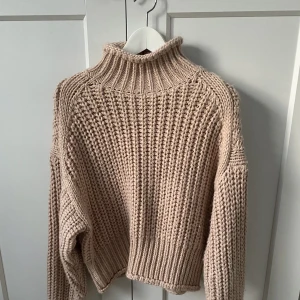 Stickad tröja från HM  - Stickad tröja från HM  Ljusrosa/gammelrosa, storlek S. Mycket fint skick, knappt använd. 