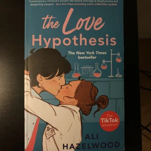 The love hypothesis  - Bok från Ali Hazelwood i fint skick. 90 kr inklusive frakt eller möts upp i Västerås💕