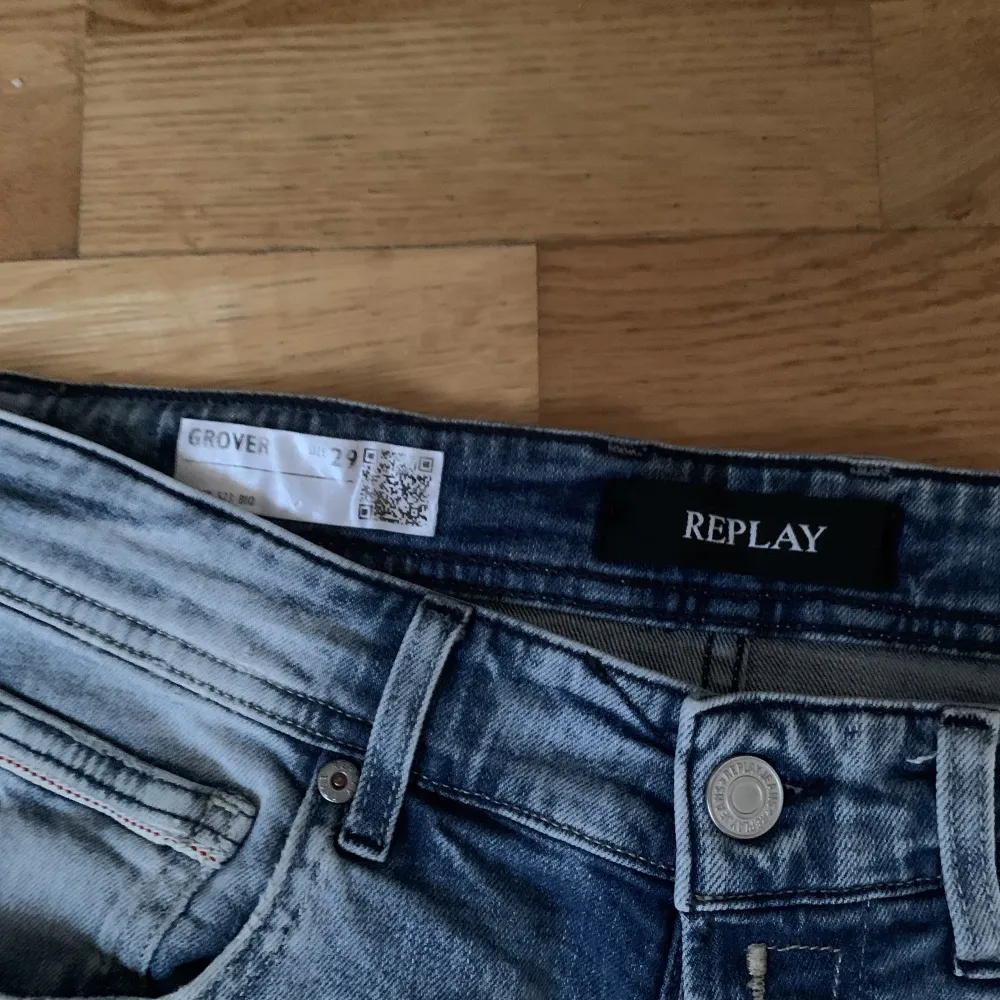 hej säljer mina feta replay jeans som har blivit för små, inga flaws fortfarande clean. köpta för 1400. Jeans & Byxor.