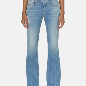 Säljer dessa nya otroligt snygga diesel jeans!! Säljer då de är lite stora💘(lite stora i storleken) Model: d- ebby d