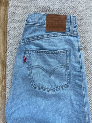 Levis High Loose - Säljer mina Levis High Loose för att de tyvärr var för stora för mig. Endast provade. Storlek: 27/31